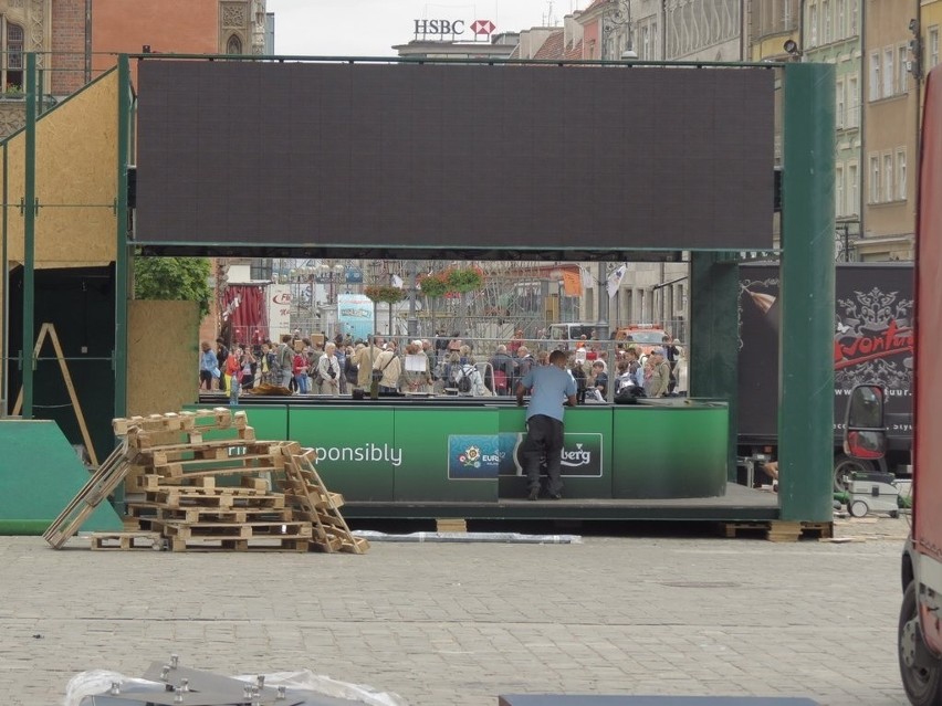 Rośnie strefa kibica na Rynku. Jest już trybuna vip (ZDJĘCIA)