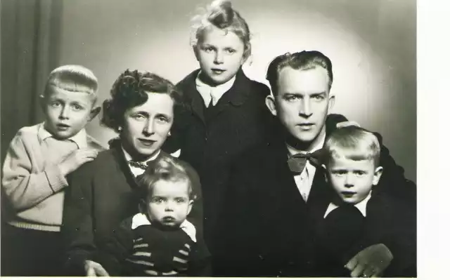 Wanda Szopińska (z domu Rzeppa) z mężem i dziećmi w 1955 roku
