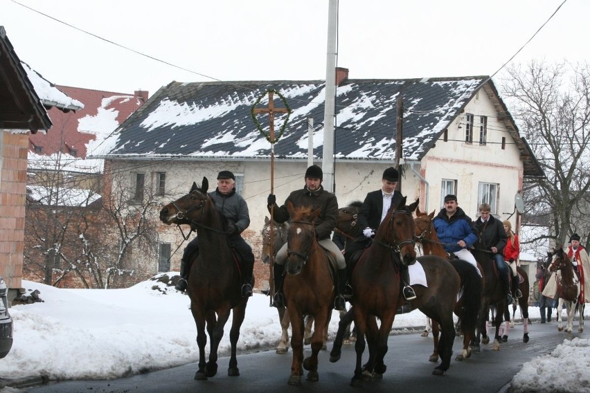 Arcybiskup Wiktor Skworc na procesji konnej w Pietrowicach Wielkich [ZDJĘCIA]