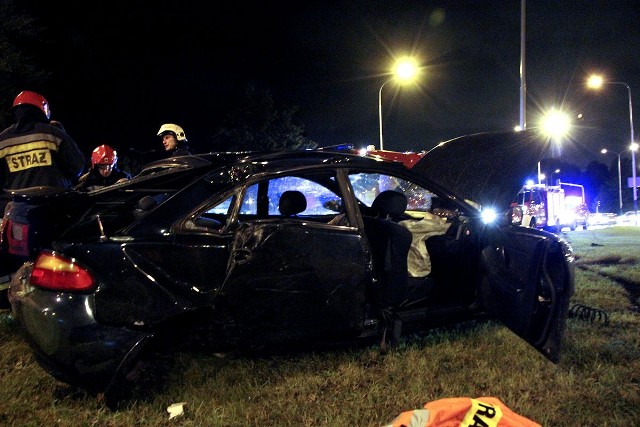 Podrasowaną mazdę rozbili na latarni. Troje młodych ludzi rannych w wypadku na Zgierskiej