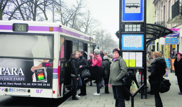 Przystanek w II Alei Najświętszej Maryi Panny, środa godz. 15.10.  Podjechał autobus linii 21