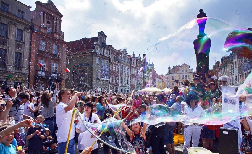 Poznań: Stary Rynek cały w bańkach [GALERIA ZDJĘĆ, FILM]