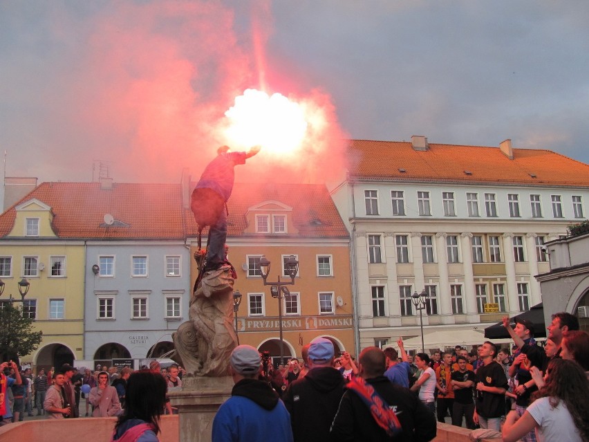 Piast Gliwice w ekstraklasie, kibice świętują, policja strzela! [ZDJĘCIA i WIDEO]