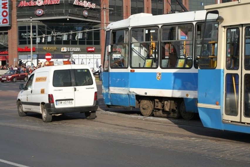 Wrocław: Zderzenie dwóch tramwajów. Torowisko przy Dominikańskim zablokowane (ZDJĘCIA)