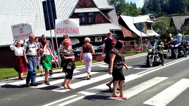 Mieszkańcy Białego Dunajca maszerowali z transparentami po przejściu dla pieszych. Policja nie wiedziała o akcji