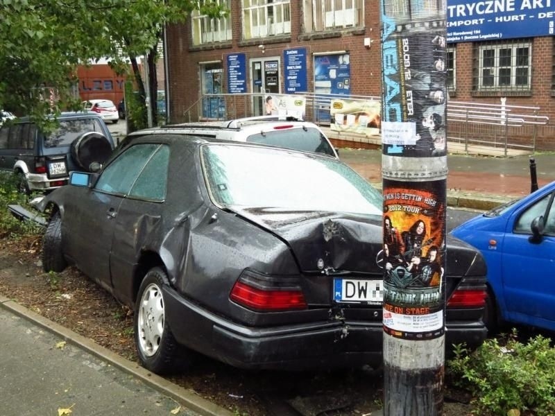 Wrocław: Stłuczka na Jedności Narodowej. Kilka zniszczonych aut (ZDJĘCIA)