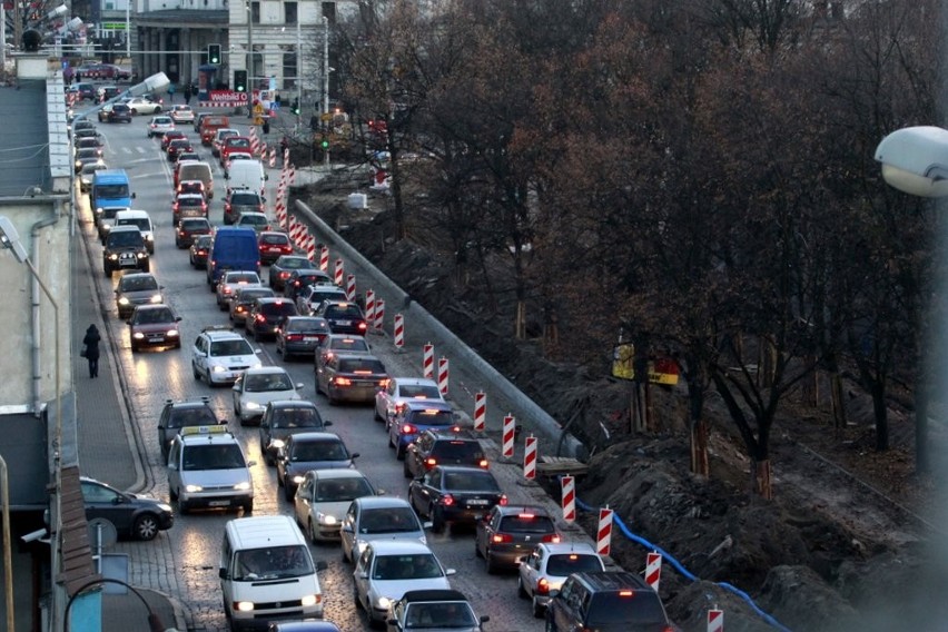 Zamieszanie na pl. Orląt Lwowskich. Kierowcy nie wiedzą jak jechać