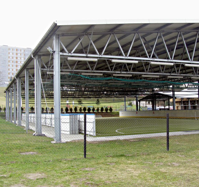 Monitorowana strefa kibica ulokowana zostanie pod zadaszeniem boiska ze sztuczną trawą