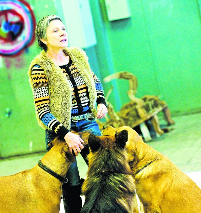 Renate Jett jako Janina Duszejko z psami z Fundacji 2plus4