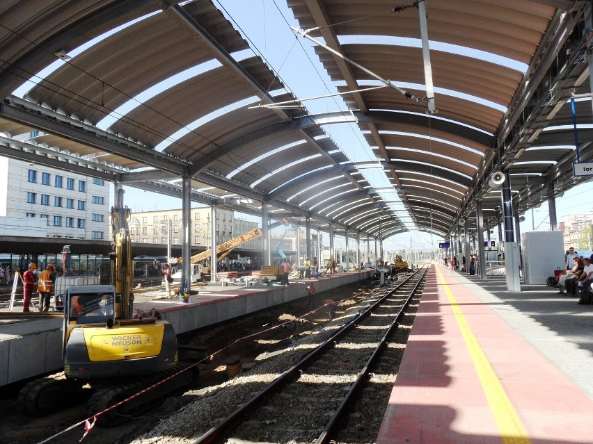 Katowice: Zadaszone są już dwa perony dworca [ZOBACZ ZDJĘCIA]