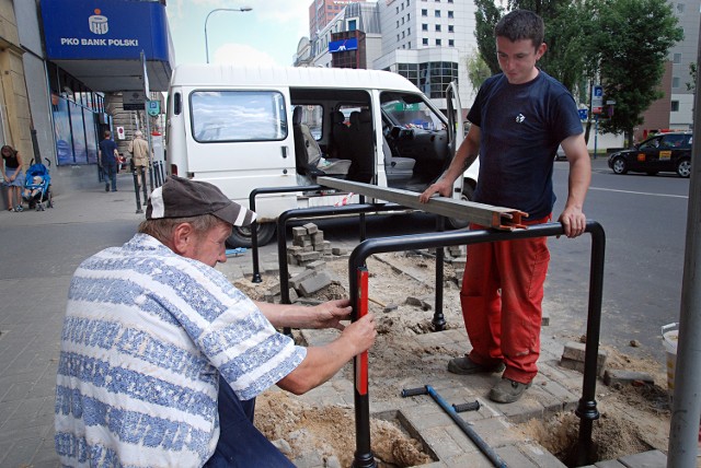 Stojaki na Piotrkowską wybrano niedawno. Teraz nie pasują