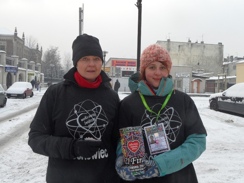 Sosnowiec: wolontariusze Wielkiej Orkiestry Świątecznej Pomocy zbierają pieniądze