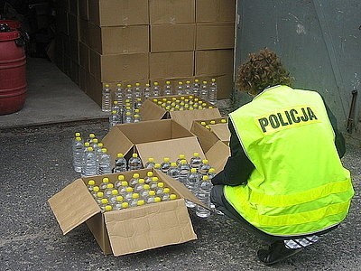 Częstochowa: 2500 butelek nielegalnego alkoholu w samochodzie