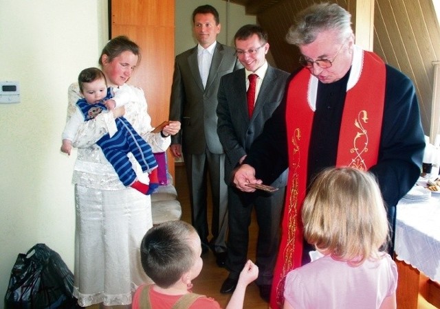 Ksiądz Marian Szczerba wręczył dzieciom obrazki