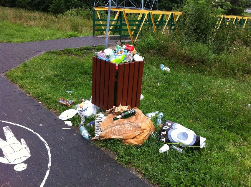 Lublin: Ścieżka rowerowa tonie w śmieciach