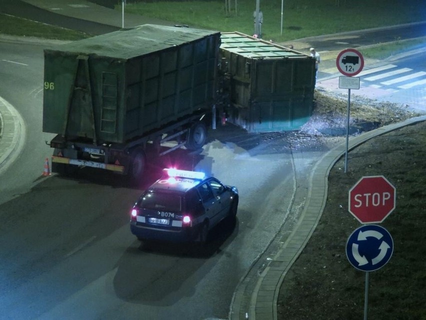 Wrocław: Przewrócona ciężarówka na rondzie na ul. Obornickiej (ZDJĘCIA)