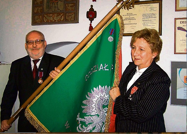 Andrzej Łabno i Beata Dziduszko ze sztandarem tarnowskiego  PTTK uhonorowanym medalem Pro Memoria