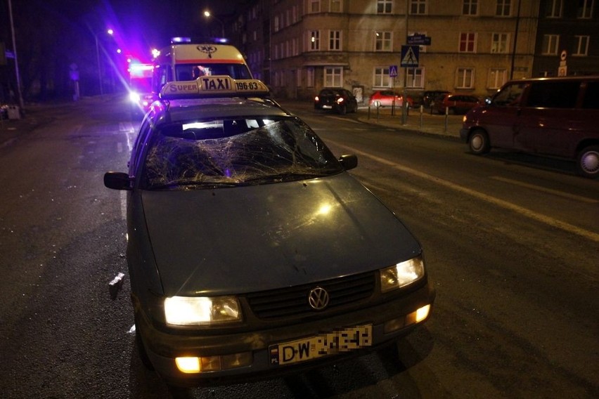 Taksówka potrąciła kobietę na skrzyżowaniu Wyszyńskiego i Damrota (ZDJĘCIA)