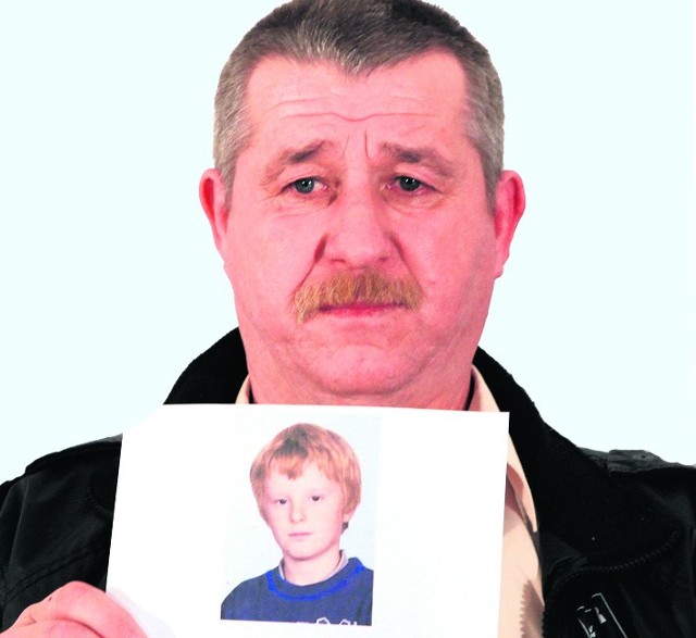 Andrzej Żukowski ze zdjęciem zaginionego syna Mateusza
