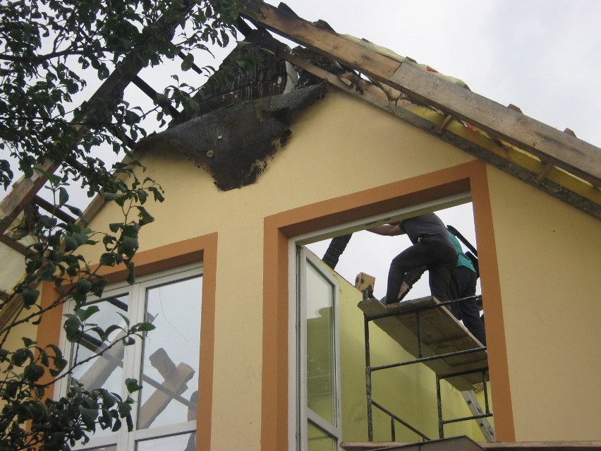 Zabezpieczanie dachu po pożarze. Pomagali sąsiedzi