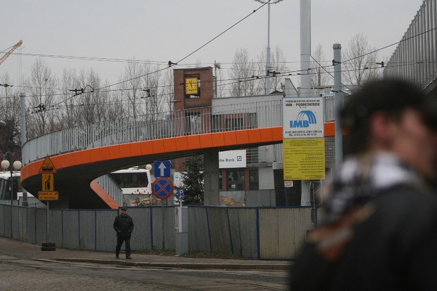 Pomarańczowy kolor będzie jedynie po bokach estakady, pod...