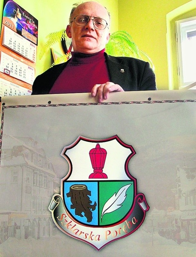 Burmistrz Grzegorz Sokoliński z "nielegalnym" herbem