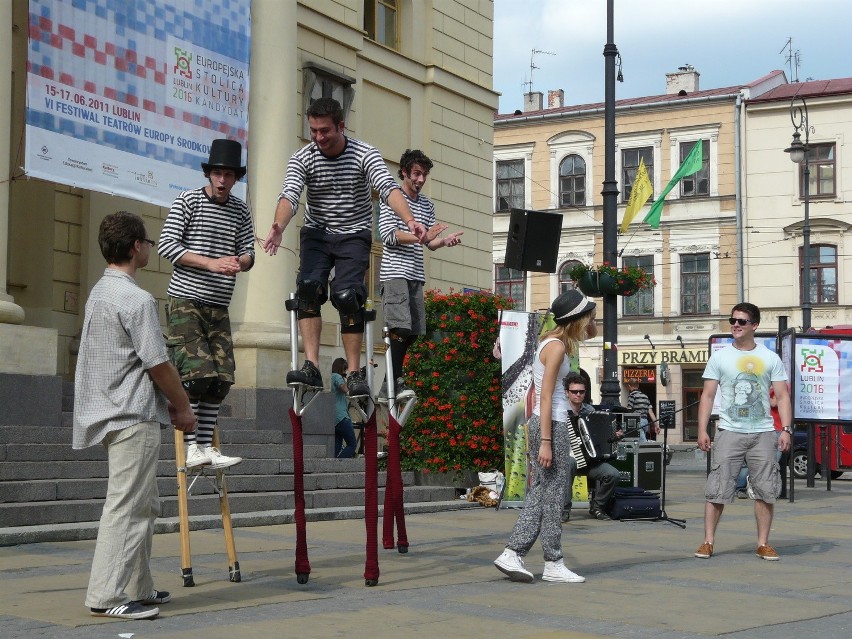 Festiwal Sąsiedzi: &quot;Skąpiec&quot; przed Ratuszem WIDEO