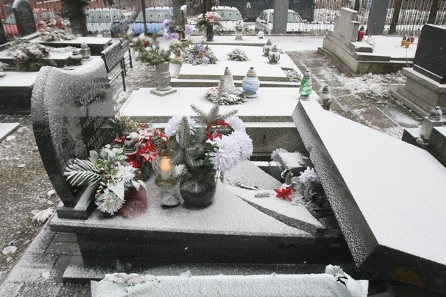 Kilkadziesiąt nagrobków zostało zniszczonych na cmentarzu w Szopienicach
