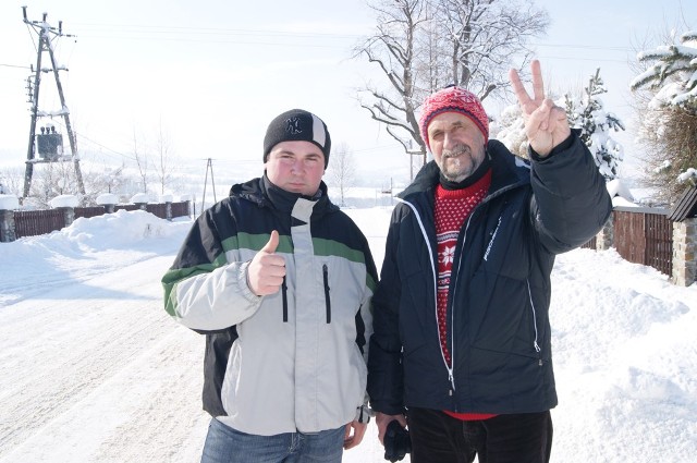 Sołtys Bartoszek (z lewej)  i radny Garbaciak zapraszają na trasy do Czerwiennego. Obok mapa dojazdu do obiektu