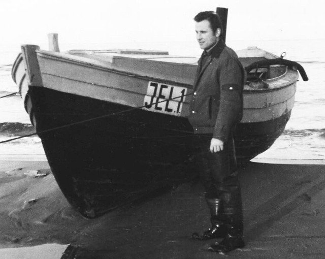 - Wujas Kanefke był rybakiem z krwi i kości - Dieter przy łodzi rybackiej swojego wuja. Lata 60.