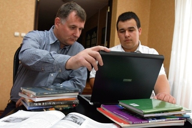 Dariusz Sojda (na zdjęciu z synem Patrykiem) twierdzi, że e-dziennik to idealne rozwiązanie