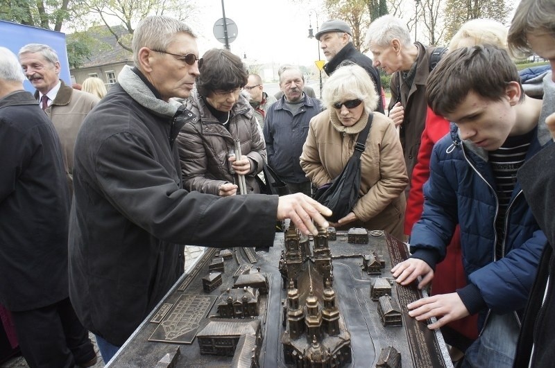 Poznań: Przed katedrą odsłonięto makietę Ostrowa Tumskiego [ZDJĘCIA]