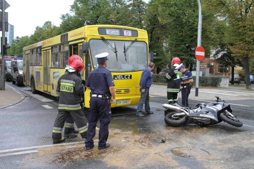 Wrocław: Na Powstańców Śląskich motocyklista wpadł pod autobus MPK (ZDJĘCIA)