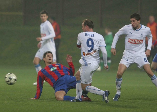 Tomasz Owczarek z bytomskiej Polonii ofiarnie powstrzymuje Piotra Reissa (z prawej Robert Lewandowski). Snajperzy Lecha nie strzelili bramki, ale zastąpił ich obrońca Jakub Wilk