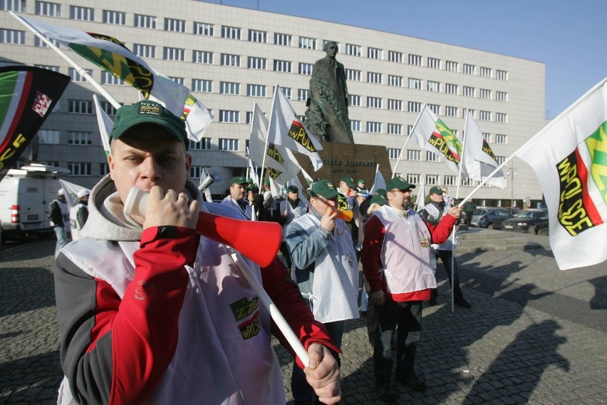 Katowice: Manifestacja związkowców pod hasłem &quot;O godną pracę&quot; [ZDJĘCIA i WIDEO]