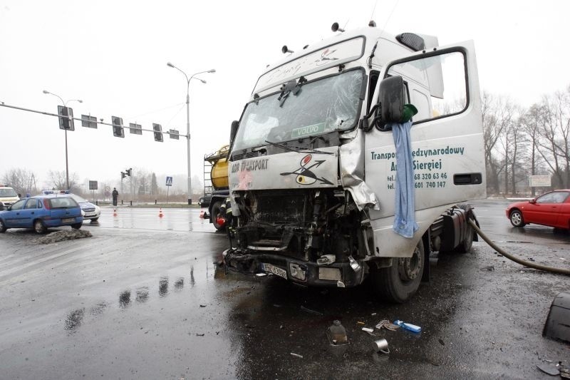 Lubin: Autobus zderzył się z cysterną