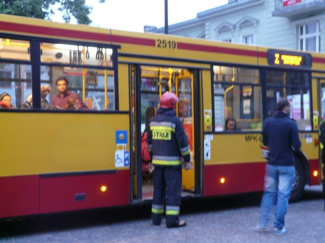 Po pożarze przy Piotrkowskiej 6 lokatorzy wrócili do mieszkań. Wcześniej podstawiono dla nich autobus MPK.