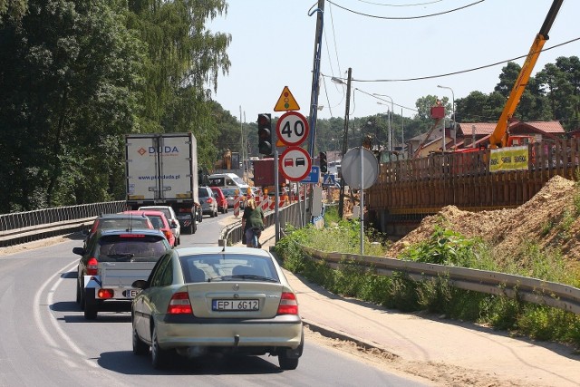 Od wtorku do końca tygodnia trwa malowanie pasów na drodze krajowej nr 12 w rejonie mostu w Przygłowie.