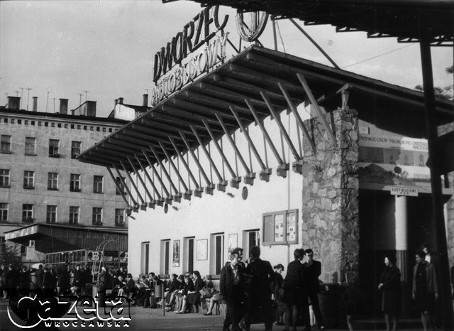 Wrocław 1970.Stary Dworzec Autobusowy PKS. Wejście do budynku.