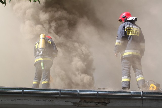 Ekipy strażaków gaszą ogień