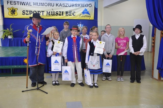 Festiwal Humoru Kaszubskiego 2012 - Magdalena Malotka-Trzebiatowska i laureaci