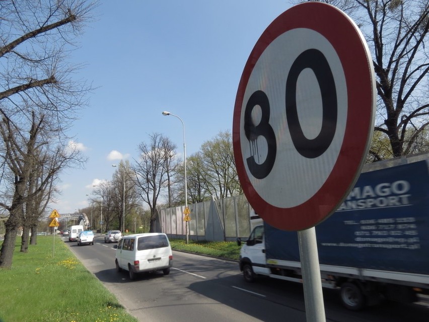 Na Kochanowskiego znaki ograniczały prędkość do 90 km/h