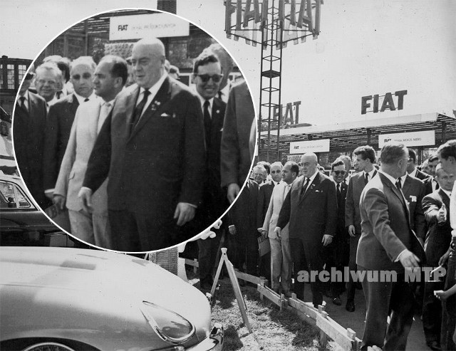 MTP 1966 rok: Premier Cyrankiewicz, niezbyt lubiany w Poznaniu, zwiedza stoiska motoryzacyjne na targach. Tu przyłapany przy Jaguarze E-Type, który prawdopodobnie stał się po targach jego własnością. W poprzednich częściach galerii (linki pod spodem) można obejrzeć E-Type w pełnej krasie.