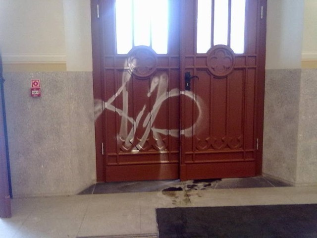 Wandale zniszczyli m.in. drzwi Dworca Głównego od strony ul. Piłsudskiego.