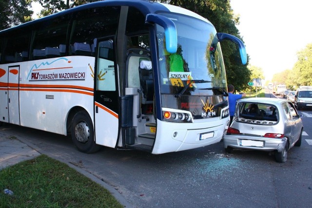 Autobus PKS i 4 samochody osobowe zderzyły się na krajowej "czternastce" między Pabianicami a Łaskiem.
