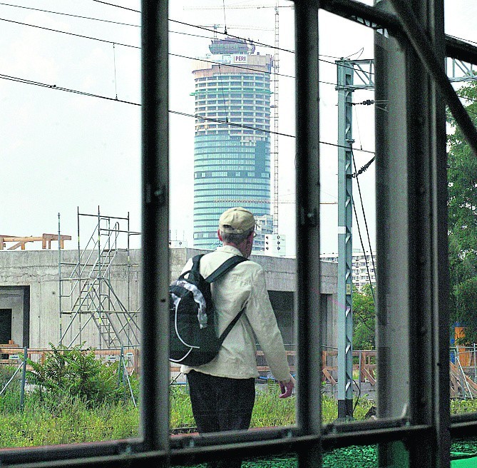 A to już widok Sky Tower z peronu Dworca Głównego