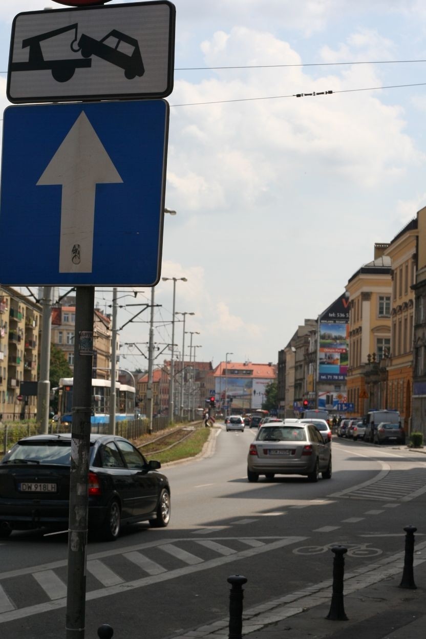 Policja świętuje, ale daje zły przykład. Radiowozy na zakazie parkowania (ZDJĘCIA)