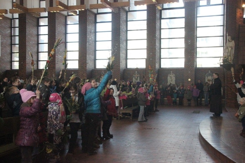 Święcenie palm w kościele franciszkanów w Gliwicach