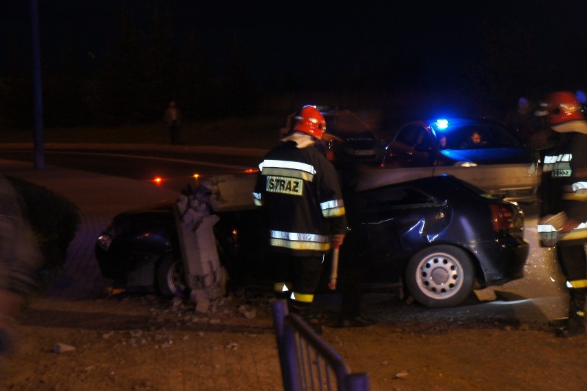 W Łęcznej audi uderzyło w latarnię (zobacz ZDJĘCIA)