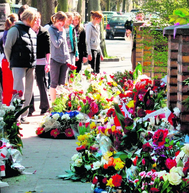 Pod prezydencką kamienicę przychodzą dziesiątki osób.